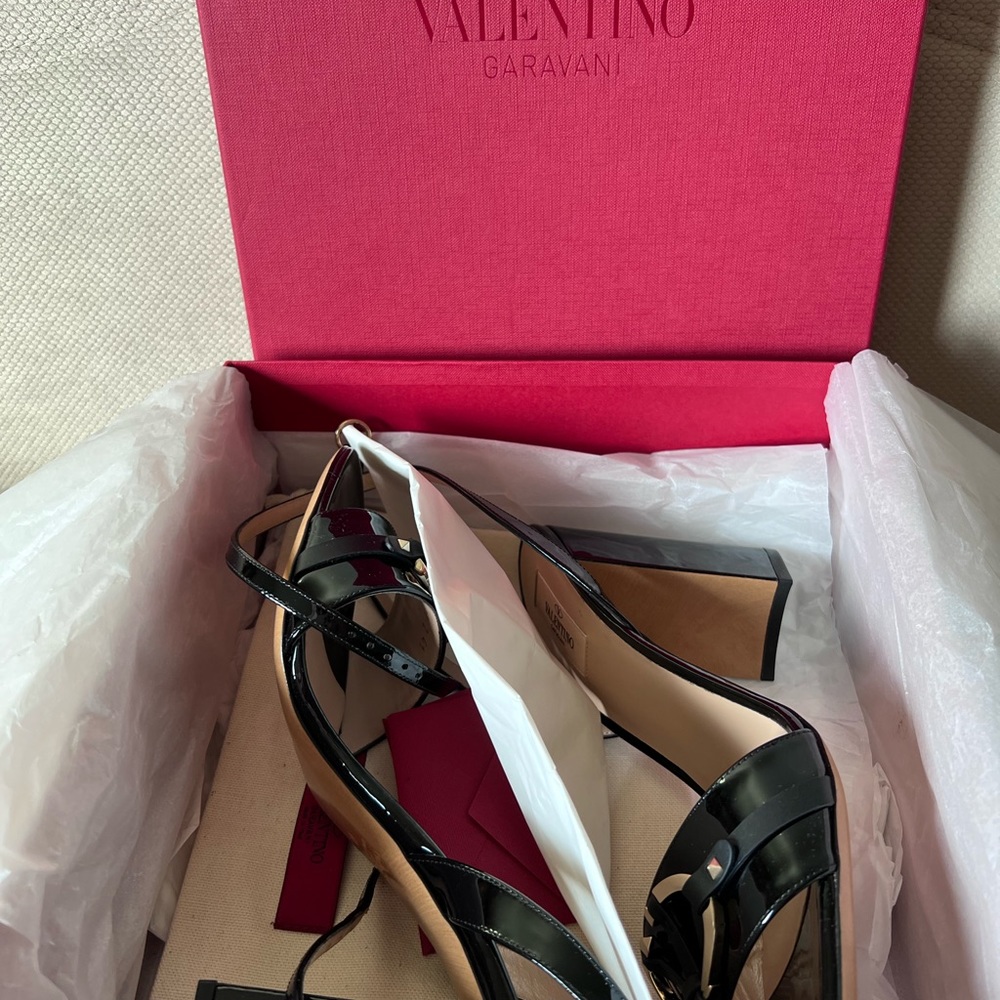 Valentino Garavani V-Rivet block heels. - Picture 7 of 10